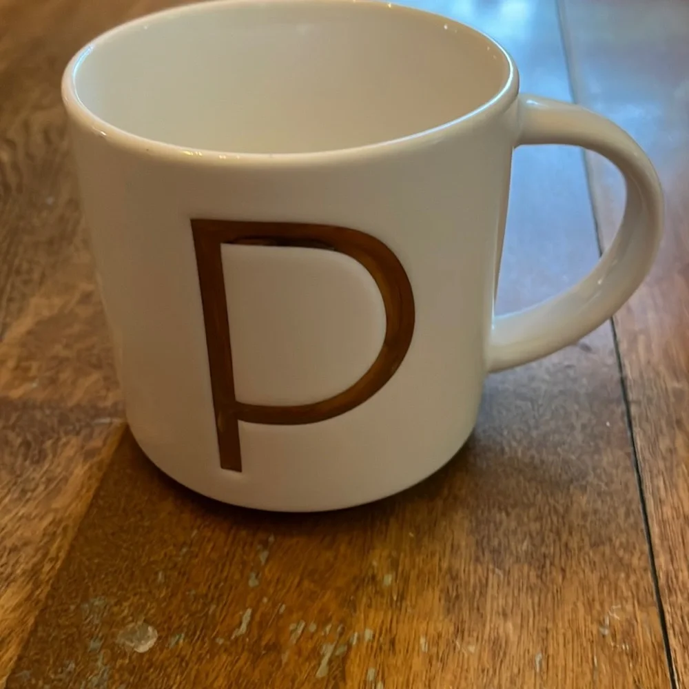 Williams Sonoma initial mug P white/gold metallic